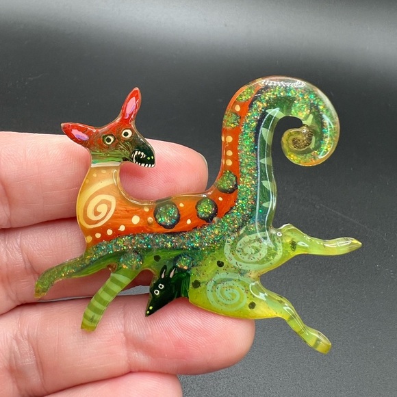 Artisan Robin Senour ~ Sacred Laughter ~ Colorful Kangaroo Brooch Pin Signed - Picture 4 of 10